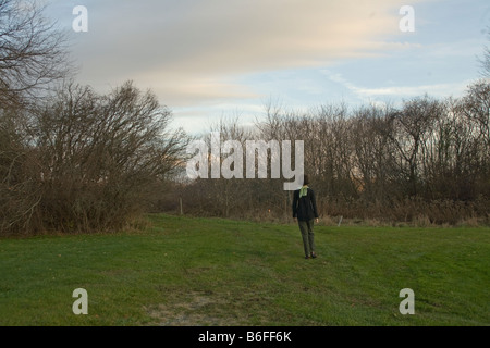Bennington College student walking the late autumn fields and roads in North Bennington Vermont Foto Stock