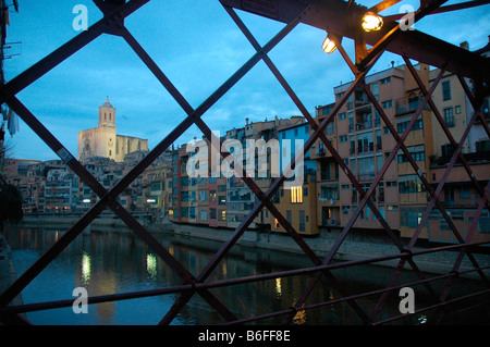 Cattedrale e case sospese sopra il fiume Onyar dal ponte di ferro GIRONA Catalogna Spagna Foto Stock