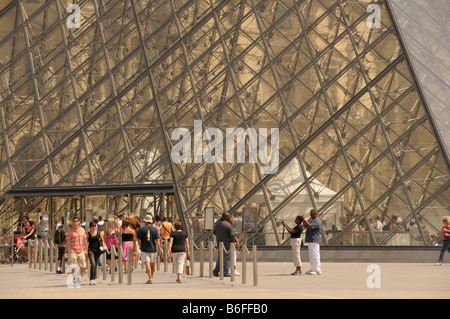 Ingresso principale tin la piramide di vetro del Louvre, Parigi, Francia, Europa Foto Stock