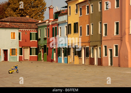 Isola di Burano nella Laguna veneziana, rinomato per i suoi vivaci case dipinte, Veneto, Italia, Europa Foto Stock