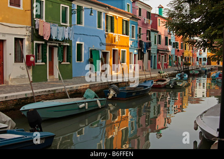 Isola di Burano nella Laguna veneziana, rinomato per i suoi vivaci case dipinte, Veneto, Italia, Europa Foto Stock