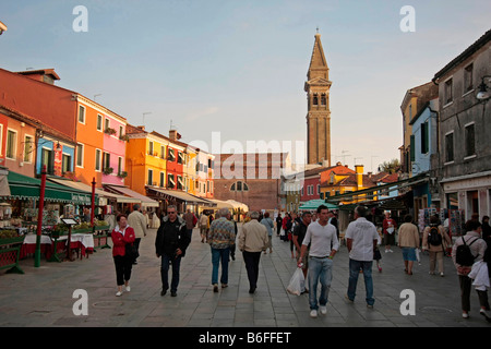 Luogo di mercato e chiesa sull'isola di Burano nella Laguna veneziana, Veneto, Italia, Europa Foto Stock