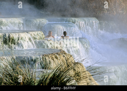 Bagni termali, Travertin cascate, Cascate del Molino, Saturnia, Provincia di Grosseto, Toscana, Italia, Europa Foto Stock