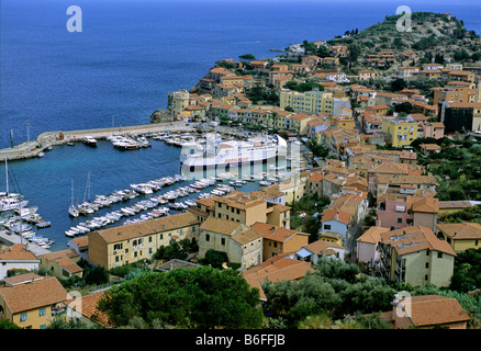 Vista del porto con il traghetto, Giglio Porto, l'Isola del Giglio, Provincia di Grosseto, Toscana, Italia, Europa Foto Stock