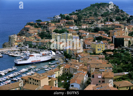 Porto con il traghetto, Giglio Porto, l'Isola del Giglio, Provincia di Grosseto, Toscana, Italia, Europa Foto Stock