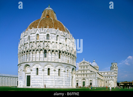 Il battistero, il Duomo di Santa Maria Assunta, il campanile, la torre storta, il Campo dei Miracoli, Pisa, Toscana, Italia, Europa Foto Stock