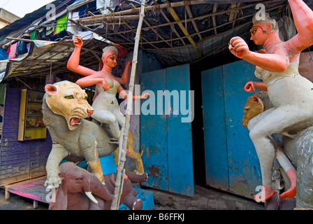 Parzialmente completata le figure delle dee in i vasai di mercato, Kumortuli , Kolkata, India Foto Stock