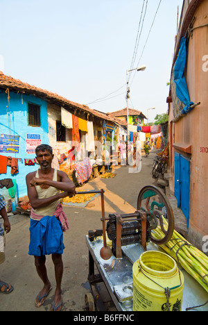 Una corsia in i vasai di mercato, Kumortuli, Calcutta, India Foto Stock