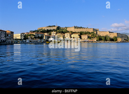 Il porto dei traghetti, Fortezze medicee, Forte Falcone, Portoferraio, Isola d'Elba, Provincia di Livorno, Toscana, Italia, Europa Foto Stock