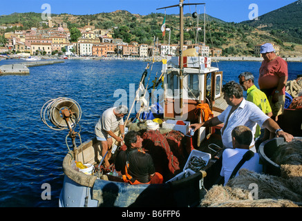 I pescatori nel porto di Rio Marina, Isola d'Elba, provincia di Livorno, Toscana, Italia, Europa Foto Stock