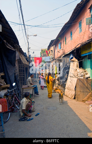 Una corsia in i vasai di mercato, Kumortuli, Calcutta, India Foto Stock