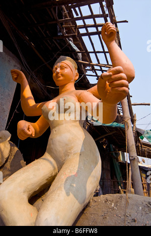 In parte a completare la figura di una dea in i vasai mercato Kumortuli, Kolkata Foto Stock