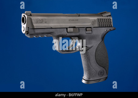 Smith e Wesson M&P 40 semi automatico .40 cal pistola calettabile su sfondo blu Foto Stock