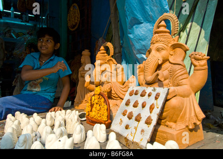 Le figure di Ganesh in vendita in Potters' Mercato Kumortuli, Kolkata Foto Stock