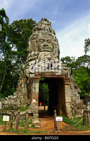 Ingresso principale '4 facciate' faccia gate del bellissimo Ta Prohm tempio di Angkor Wat Cambogia Foto Stock