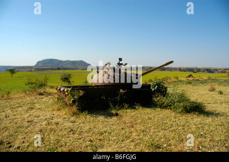 La guerra, arrugginiti vecchio serbatoio russo giacente in un campo nei pressi di Aksum, Etiopia, Africa Foto Stock