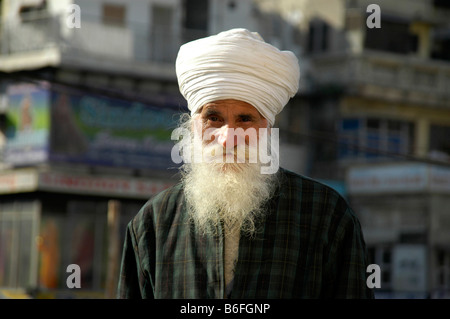 Il vecchio uomo indiano che indossa un turbante bianco e la barba, Delhi, Uttar Pradesh, India, Asia Foto Stock