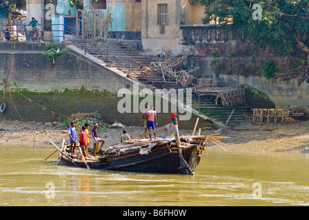 Lavorando barca sul Fiume Hooghly, Calcutta, India Foto Stock