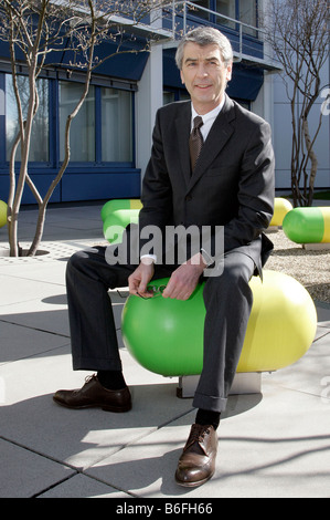 Fritz Oesterle, chief executive della Celesio AG, di fronte alla sede centrale della società a Stoccarda, Baden-Wuerttemberg, Germa Foto Stock