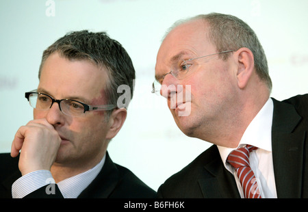Hans-Peter Villis, chief executive di EnBW Energie Baden-Wuerttemberg AG, e Christian Holzherr, sinistra, finanza comitato esecutivo Foto Stock