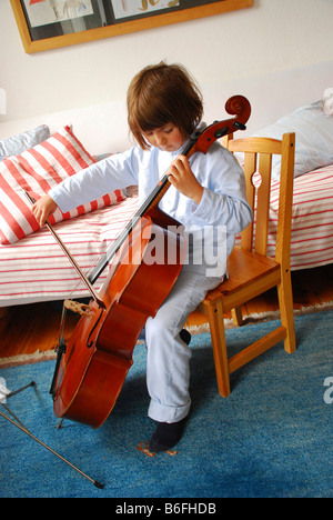 Giovane ragazza che gioca il violoncello Foto Stock