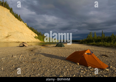 Tenda, camp sulla riva del fiume Liard, ghiaia bar, luce della sera, nuvole, British Columbia, Yukon Territory, CANADA, NORD Foto Stock