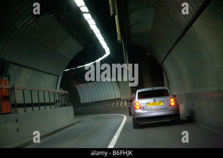 Cars driving attraverso il Blackwall Tunnel, Londra, Inghilterra Foto Stock