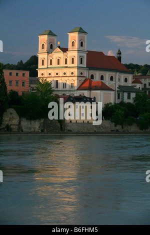 La chiesa gesuita di San Michele sulla banca del fiume Inn, Passau, Baviera, Germania, Europa Foto Stock