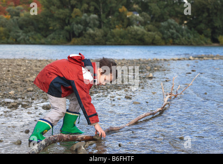 Bambini che giocano sulle rive del fiume Reno, Niederwerth, Renania-Palatinato, Germania, Europa Foto Stock