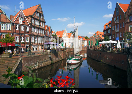 Il quartiere storico di Stade, semi-case con travi di legno nel porto antico, con il sindaco Hintze House, Bassa Sassonia, Germania, Europa Foto Stock