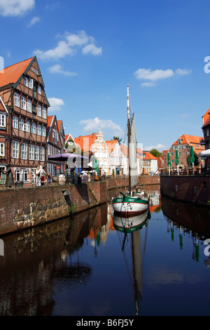 Il quartiere storico di Stade, semi-case con travi di legno nel porto antico, con il sindaco Hintze House, Bassa Sassonia, Germania, Europa Foto Stock