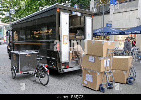 UPS parcel delivery service carrello in una colonia zona pedonale, Renania settentrionale-Vestfalia, Germania, Europa Foto Stock