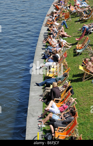 Pressestrand sulla riva del fiume Spree opposta a Berlino Stazione Centrale, Germania, Europa Foto Stock