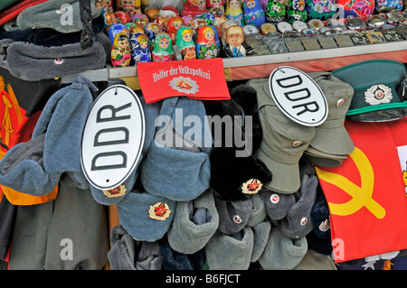 Pressione di stallo di souvenir al Checkpoint Charlie, Berlin, Germania, Europa Foto Stock