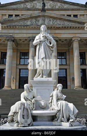 Monumento a Schiller davanti alla Konzerthaus sulla piazza Gendarmenmarkt, Berlino, Germania, Europa Foto Stock