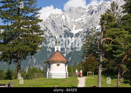 Maria-Koenigin o la regina Maria Cappella, sul lago Lautersee, di fronte montagne Karwendel, Werdenfelser Land, Alta Baviera, Foto Stock