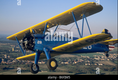 Vecchio trainer americano Boeing biplanare PT-17 Kaydet / modello Stearman 75 in volo Foto Stock