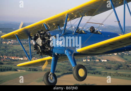 Vecchio trainer americano Boeing biplanare PT-17 Kaydet / modello Stearman 75 in volo Foto Stock