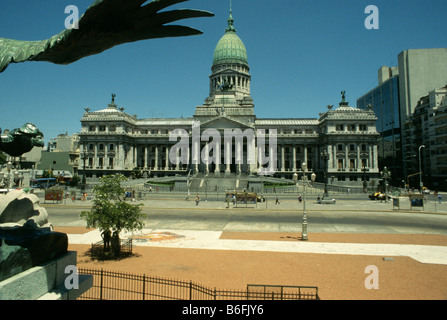 Statua di Condor e il Palazzo del Parlamento (Congreso National) in Buenos Aires Argentina Foto Stock