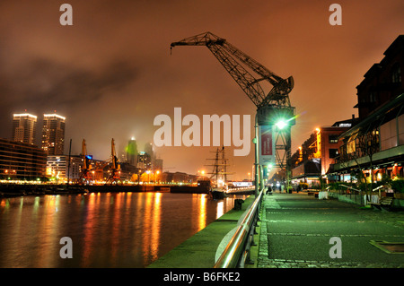 Il vecchio porto di Puerto Madero di notte, restaurato per turisti, Buenos Aires, Argentina, Sud America Foto Stock