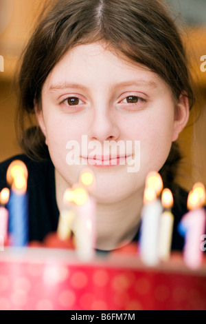 Ragazza, 14 anni, con torta di compleanno Foto Stock