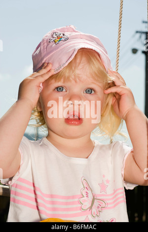 La bionda bambina di 2 anni, con hat Foto Stock