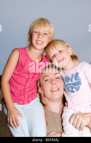 La madre, 33 anni, e due figlie di 5 e 7 anni Foto Stock