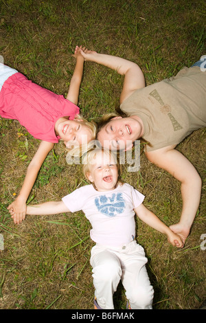 La madre, 33 anni, e due figlie di 5 e 7 anni Foto Stock