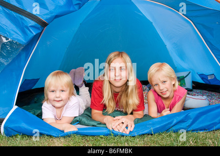 Le tre sorelle, 5 anni, 13 e 7 anni, in tenda Foto Stock