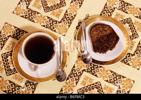 Voglia di pane e la tazza da tè ricamato sulla tovaglia Foto Stock