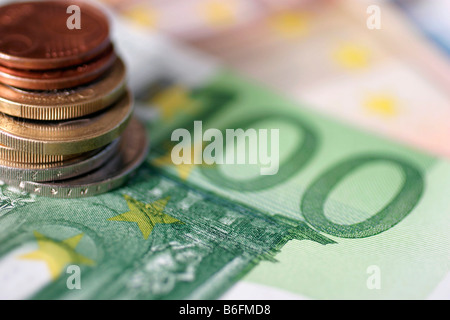 Euro-banconote e monete Foto Stock