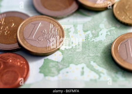 Euro-banconote e monete Foto Stock