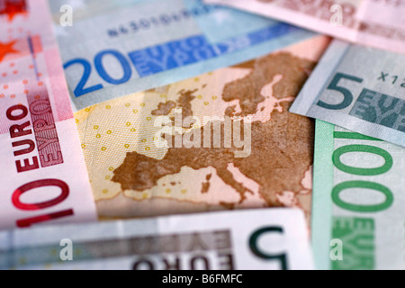 Euro-banconote e monete Foto Stock