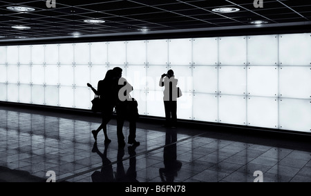 Le persone scattano fotografie in piedi di fronte ad una parete illuminata, Francoforte Hesse, Germania, Europa Foto Stock